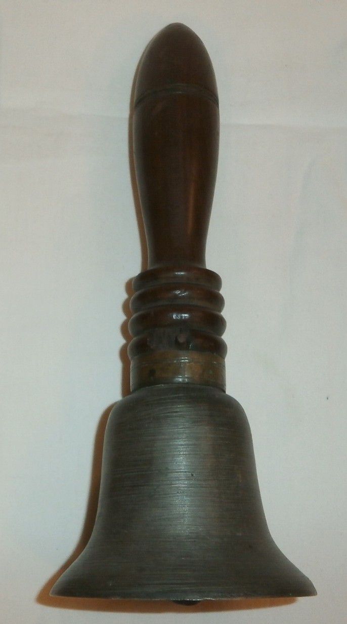 Starožitný mosazný zvon s dřevěnou rukojetí