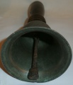 Starožitný mosazný zvon s dřevěnou rukojetí