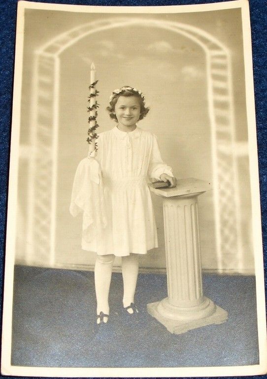 Děvče Lotti se svící a knihou: fotopohlednice 1951