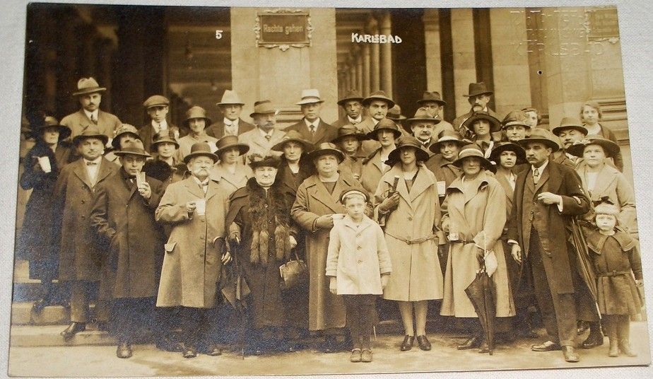 Karlovy Vary skupinové foto lázeňských hostů, cca 1910