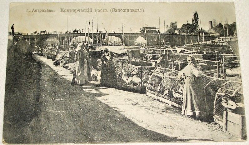 Astrachaň: trh u řeky, trhovkyně 